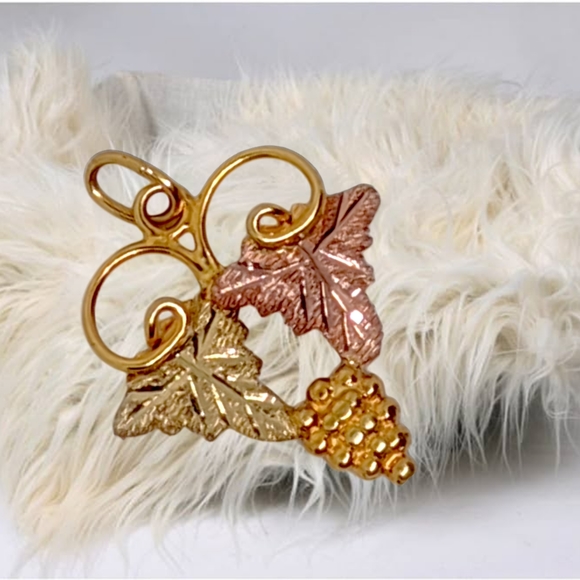 10k Gold Designer Grapevine Pendant - Picture 2 of 8